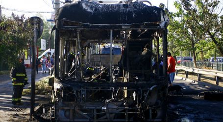 Queman bus del Transantiago en Pío Nono con Av. Santa María