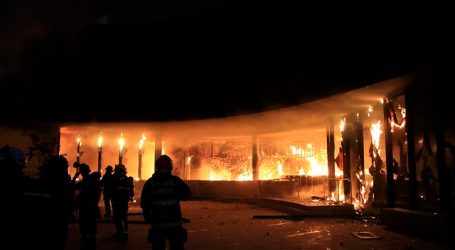 Controlan nuevo incendio que afectó a Museo Violeta Parra en medio de protestas