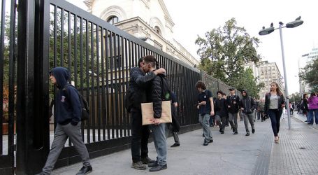 Alumnos del Instituto Nacional bloqueron la Alameda esta mañana