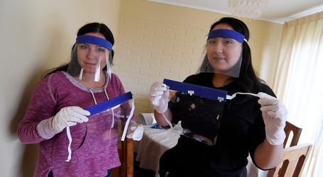 Chilenos realizan máscaras artesanales para protegerse del COVID-19