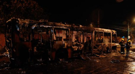 Bus del Transantiago resulta quemado durante incidentes en Villa Francia