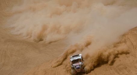 ‘Chaleco’ López asiste a piloto accidentado y gana la Etapa 7 del Dakar