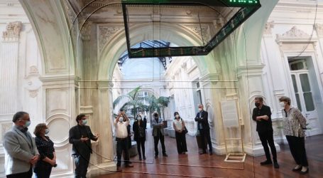 Ministra de las Culturas inaugura exposición de Alfredo Jaar en Palacio Pereira