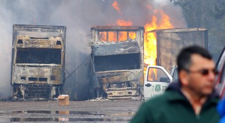 Encapuchados queman 18 camiones en ataque incendiario en Mariquina