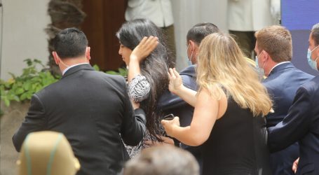Mujer arroja agua al Presidente Piñera tras ceremonia en La Moneda