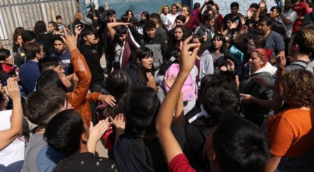 Manifestantes cacerolearon mientras se rendía la PSU en colegios de Valdivia