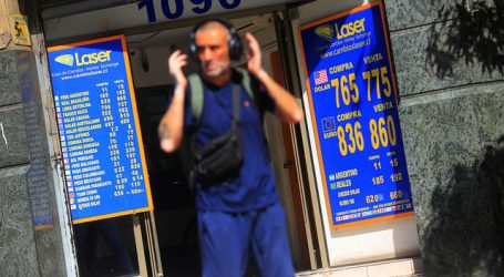 El dólar operó este viernes  a la baja y cerró la semana con un leve avance