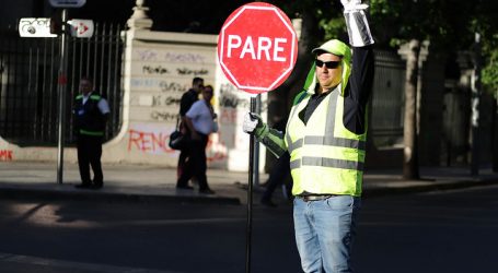 Santiago y Las Condes extienden plan de “semáforos humanos” por enero