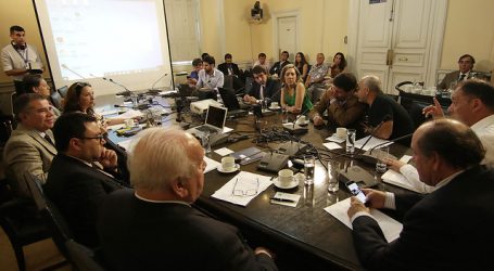 Constitucionalistas participan en comisión que analiza AC contra intendente