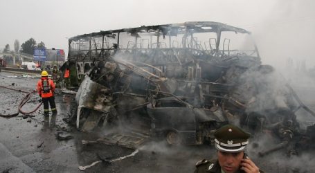 Encapuchados incendian bus del Transantiago en Villa Francia