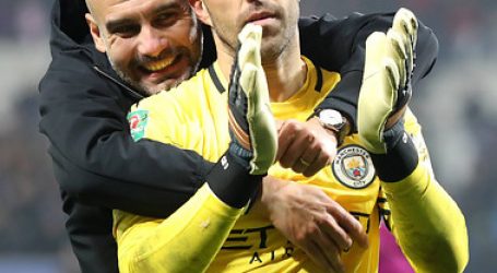 Josep Guardiola defendió a Claudio Bravo de las críticas en Inglaterra