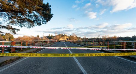 Camión municipal cayó tras derrumbe de puente de madera en Castro
