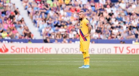 Champions: Vidal terminó expulsado en el empate del Barça en su visita al Napoli