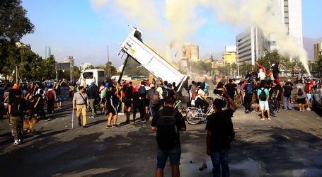 Expulsan del país a ciudadano extranjero que lanzó escombros en Plaza Italia