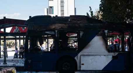 Detienen tres sospechosos por quema de bus del Transantiago en Plaza Italia