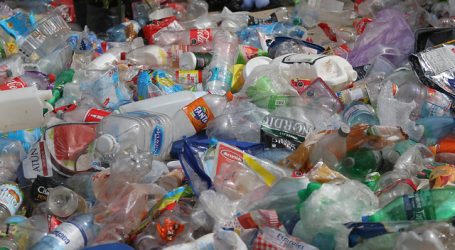 Despachan ley que regula plásticos de un solo uso y botella pet