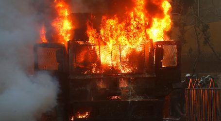 Carro lanza aguas termina totalmente quemado tras ataque con bomba molotov