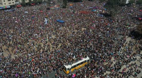 Incidentes aislados se registran en marcha por el 8M en Santiago