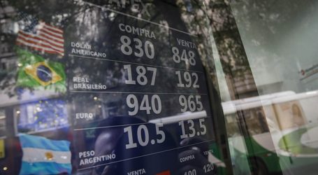 Dólar cierra con leve baja y se mantiene en los $ 835