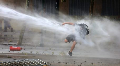Metro de Santiago mantiene estaciones cerradas por disturbios en el exterior
