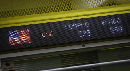 Dólar llega a los $ 860 y alcanza nuevo máximo histórico