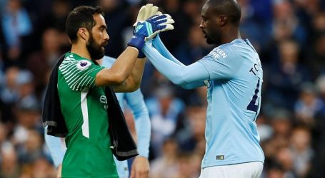 Premier: Cancelan saludo de manos antes de los partidos por prevenir contagios