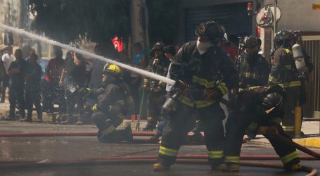 Incendio afecta a un galpón en el centro de Santiago