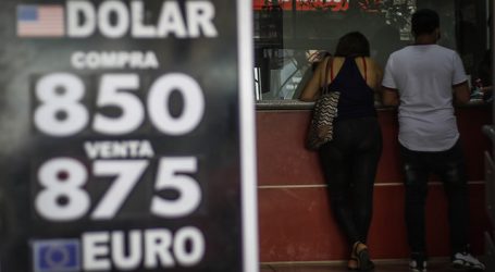 El dólar registró una fuerte caída este lunes y quedó cerca de los 850 pesos