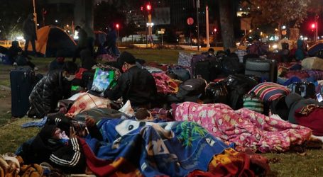 Ciudadanos peruanos acampan frente al consulado de su país y piden retorno