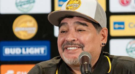 Una subasta benéfica logra 51 millones de pesos por una camiseta de Maradona