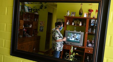 Los chilenos están viendo casi 7 horas de televisión al día por persona