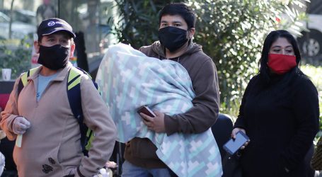 Arzobispado de Santiago acoge a 120 migrantes peruanos apostados en consulado