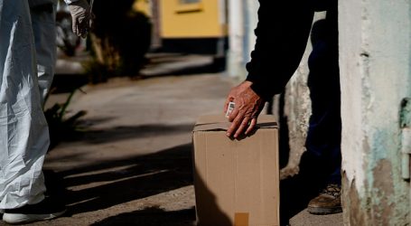 Intendente Guevara y alcalde Jadue distribuyen cajas de alimentos en Recoleta
