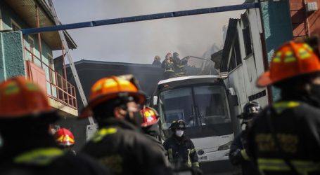 Bomberos logra controlar incendio en cité que dejó 30 familias damnificadas