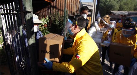 Intendente y alcaldesa de Maipú entregaron cajas con alimentos en la comuna