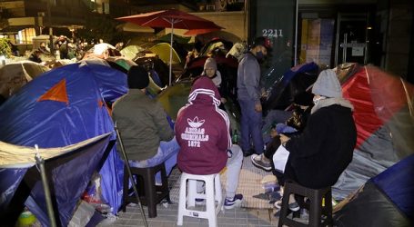 120 ciudadanos colombianos acampan en las afueras de consulado en Providencia