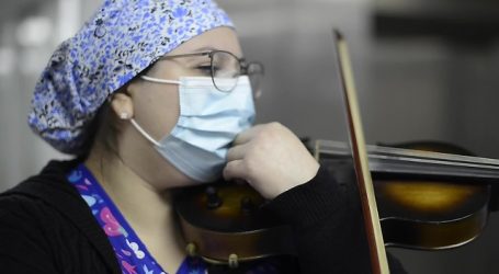 Cuerdas de esperanza: Tens toca su violín a pacientes UCI del Hospital El Pino