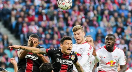 Aránguiz jugó un tiempo en dura derrota de Leverkusen que sale de zona Champions