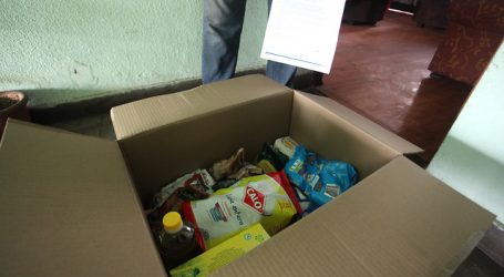 Jugadores de Colo Colo entregan cajas de mercadería en comuna de El Bosque