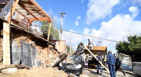 Muro cae sobre un automóvil en Quilpué tras fuertes lluvias
