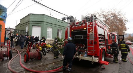 Evacuan 15 personas y cortan el tránsito por incendio en cité de Providencia