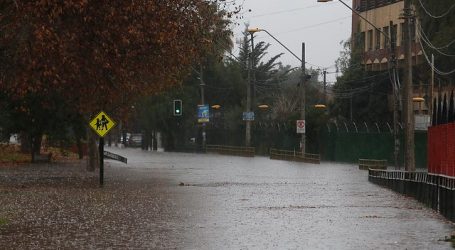 Dos vehículos quedan atrapados por inundaciones en Maipú