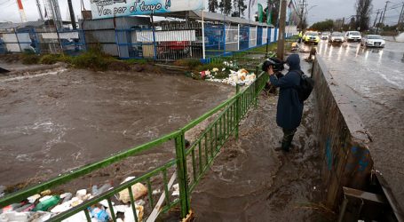 Realizan trabajos para evitar nuevos desbordes en el canal Santa Marta en Maipú