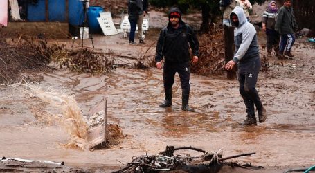 Puchuncaví: Viviendas en Ventanas quedan anegadas producto del desborde de canal