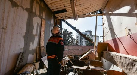 Lluvias en Valparaíso provocan derrumbe del muro de una casa en Cerro Concepción