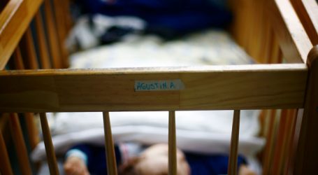 Ordenan indemnizar a familias que recibieron hijos recién nacidos cambiados