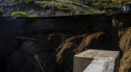 Autoridades evalúan en terreno emergencia por socavón en Zapallar