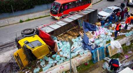 Tres lesionados deja volcamiento de camión con cajas de alimentos en Valparaíso
