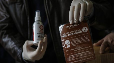 Trabajadores de Santiago reciben spray y mascarillas con nanopartículas de cobre