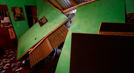 Vivienda resultó destruida tras derrumbe en el cerro Monjas de Valparaíso